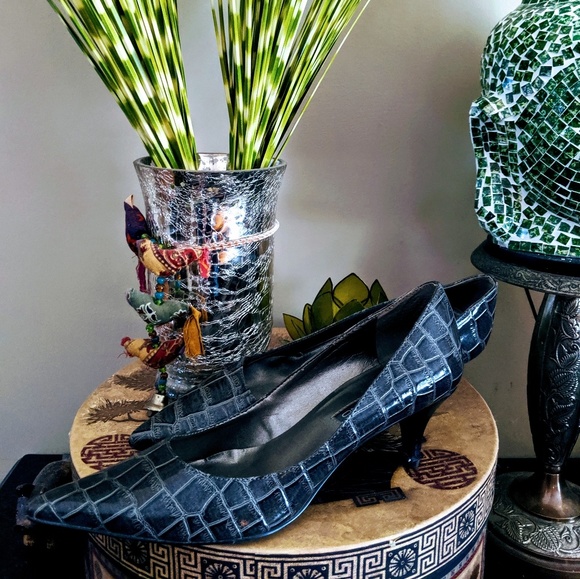 Faux alligator skin gray pumps size 9.5 - Picture 2 of 5